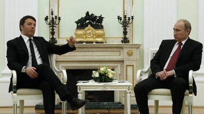 俄罗斯总统普京与意大利总统伦齐在克里姆林宫会面时摆放的意大利铜钟及烛台
