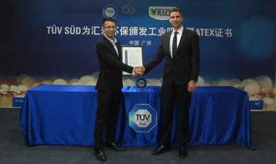 TUV SUD 大中华区防爆产品业务经理Kristof De Gersem先生为汇乐环保颁发证书