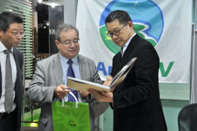 上海博華國際展覽有限公司總經理章學強先生向古特先生贈送集郵紀念冊
