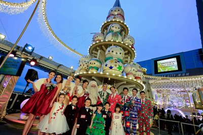 The theme of Harbour City's Outdoor Christmas Lighting Display 2016 is "Christmas Together", where also hosts the Christmas Party of Snowie