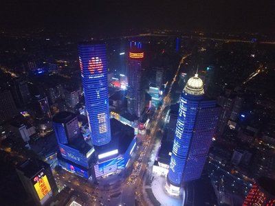 新街口三胞广场新光秀祝贺华为Mate9中国首发