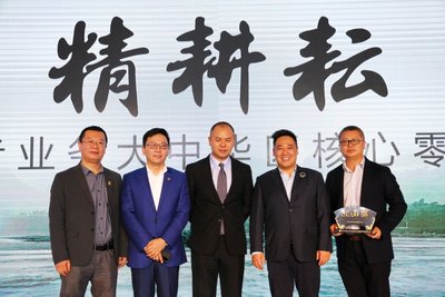 从左至右：刘晓、滕鸿飞、朱平、朱伟、吴强