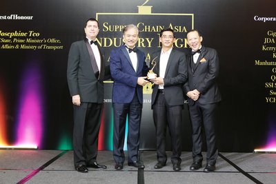 Jason Goh, Managing Director, DHL Supply Chain Singapore receiving the Global 3PL of the Year award at Supply Chain Asia Awards 2016