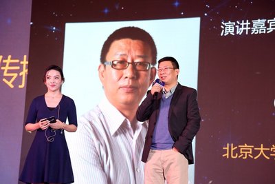 左：中国互联网协会网络营销工作委员会秘书长王海晶。右：北京大学新闻与传播学院副院长陈刚