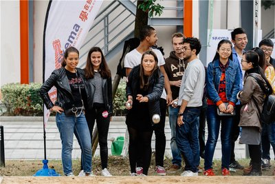 在法国SKEMA商学院苏州校区举办的第一届法式滚球大学生友谊赛上，中外同学同台竞技，趣味横生