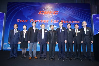 Ông Zhang Jianguo chụp ảnh cùng với các khách mời VIP