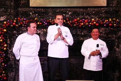 （从左到右）La Mer-雷诺的法式餐厅行政主厨Emmanuel Renaut，公主邮轮宾客美食体验总监Pierre-Marie LePrince 先生，观澜轩中餐厅行政主厨Richard Chen