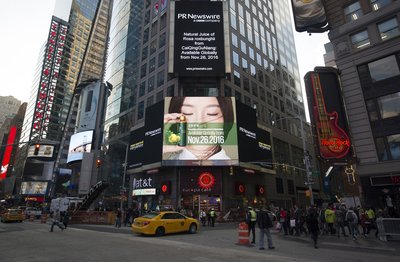 採青姑娘天然刺梨原液亮相美国纽约时代广场