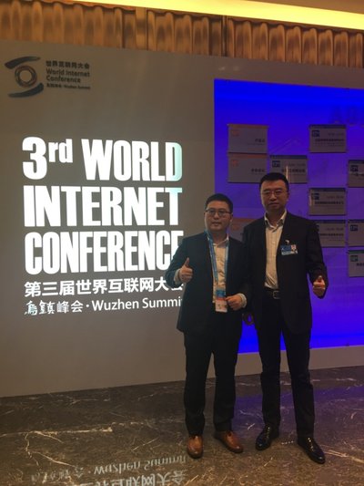 51Talk创始人兼 CEO黄佳佳（左）、51Talk联合创始人兼COO张礼明（右）应邀出席了第三届世界互联网大会乌镇峰会