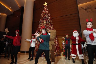 酒店员工带来欢快的圣诞舞蹈