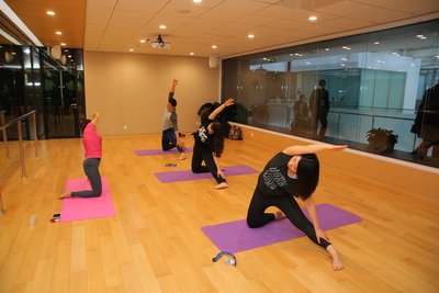 联合利华中国在办公室设有健身房和专业教练，员工可在工作之余参加瑜伽等健身课程