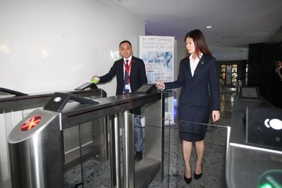 Calynn Tan, Transit Technologies Director of Jardine Schindler Group (right) with Willis Phua, President Director of PT Berca Schindler Lifts showcasing how to easily unlock a turnstile with myPORT.