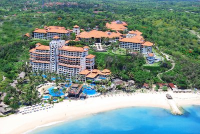 Hilton Bali Resort is situated atop a 40-meter cliff in the prestigious Nusa Dua area of Bali’s southern peninsula.