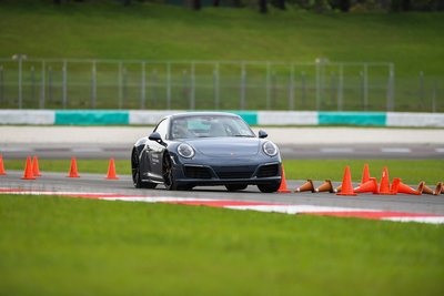 Peserta menjalani kursus mencabar di Akademi Memandu Media Porsche 2016 