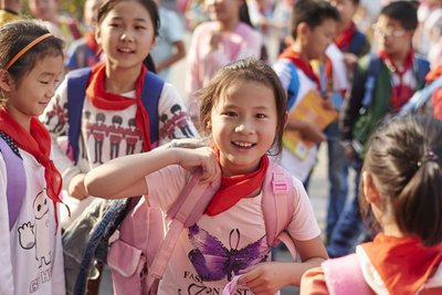 今年，雅漾与ELLE中国将慈善目光转向那些父母远离家乡、前往大城市打工的留守儿童