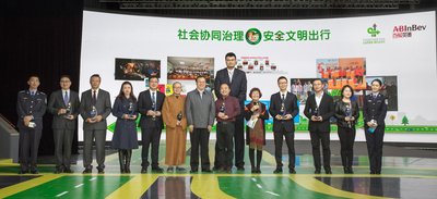 百威英博亚太北区法律及企业事务副总裁王仁荣代表百威英博接受文明交通公益合作伙伴企业奖牌