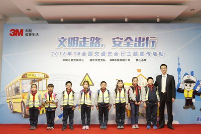 3M中国交通安全及安防系统部总经理赵强先生在活动现场与小朋友们亲密合影