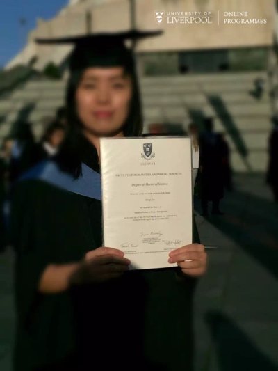 利物浦大学在线项目管理硕士毕业生Becky Zuo骄傲地捧着自己的学位证书