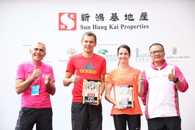 新地執行董事兼副董事總經理黃植榮先生（右一）頒發紀念品及獎牌予2016「垂直馬拉松世界巡迴賽」冠軍選手。
