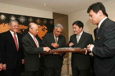 2006年，厂长王国振赠送时任新加坡总统古筝
