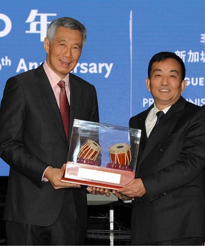 新加坡总理李显龙为厂长王国振颁奖