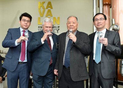 마스터 블렌더 Ian Chang, Dr Jim Swan, TT Lee 회장과 YT Lee CEO가 Kavalan이 새로 시운전하는 2번째 양조장에서 위스키를 처음으로 따르고 있다. 