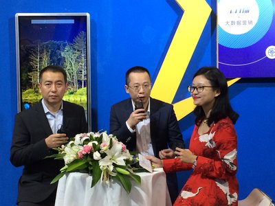 星沃科技有限公司董事长戴旭峰（左二）、鑫诺卫星通信有限公司副总经理郑涛（左一）正在接受专访