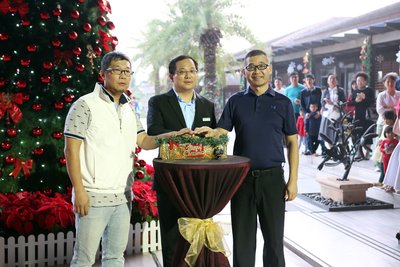酒店总经理余露先生携手何大勇先生、李墨白先生与万宁光亚国际学校的学生代表在现场嘉宾在倒数声中，一起点亮了寄托美好祝福的圣诞树。
