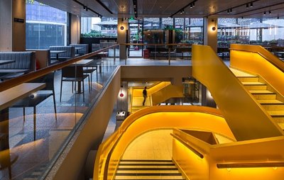 餐厅采用简约、现代以及工业风的设计，以“阳光黄色”旋转楼梯为视觉中心，展现能量和活力。