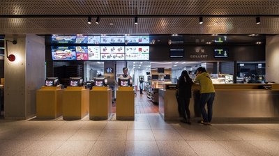 全新设计的独立点餐柜台，让顾客与接待员距离更近，沟通更容易。餐单和取餐牌使用动态电子屏幕，信息直观生动。