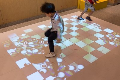 餐厅二楼设有电子互动游戏区，利用垂直投影和体感技术，让孩子动起来，踢一场虚拟球赛。