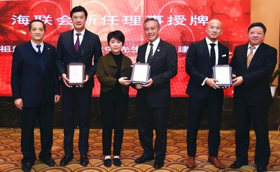 徐汇区委副书记郭芳（左三）向李锦记酱料集团主席李惠中（右三）颁发聘书