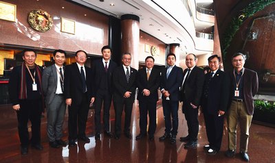 上海市徐汇海外联谊会主要领导与成员合影