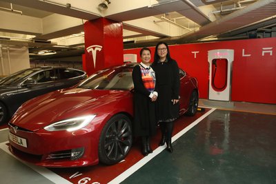 新鸿基地产代理租务部总经理钟秀莲小姐(左)及Tesla香港、澳门及台湾地区区域总监范菁怡小姐(右)为“Tesla首个进驻新地商场Supercharger超级充电站”主持启用仪式。