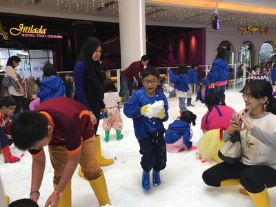 Anak-anak menikmati beragam wahana Snow Carnaval Living World