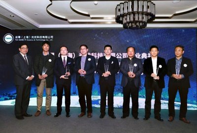 TUV 北德集团亚太区总裁任骏先生为获奖企业颁奖（左一）