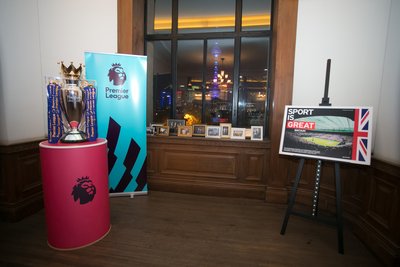 英超冠军奖杯在中英体育、文化和旅游招待酒会上展出