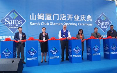 山姆会员商店中国首席运营官 文安德（左三）在开业仪式上