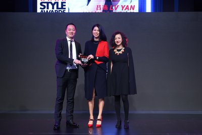 双立人中国总经理马力峰（左）、ELLE CHINA时装主编诸葛苏佳（右）为吕燕颁发ELLE年度中国设计师奖项