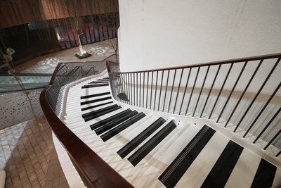 《攀月音阶》作品将钢琴黑白键搬上了楼梯，邀请大家在月亮湾即使是上下楼梯也能留下自己创作的美妙音乐回忆