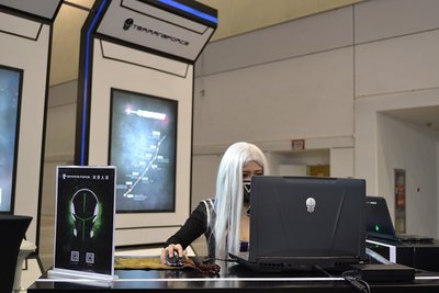粉丝试玩“未来人类”高性能电竞笔记本电脑