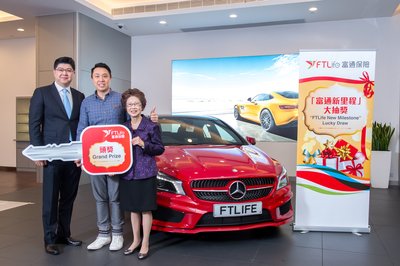 Mr. Lennard Yong, Regional CEO & CEO of FTLife (Left) presented the brand new Mercedes-Benz CLA 200 to the Winner, Ms Teresa Wong (Right)