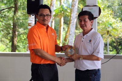 Mr. Pongsak Padungkarn, Country President for Malaysia, Singapore and Brunei presenting a token of appreciation to Mr. Low Ping Hing, the Managing Director of Swissma Building Technologies Sdn Bhd