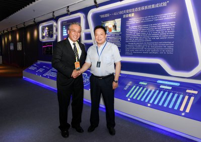 李锦记酱料集团主席李惠中（左）与中国航天员科研训练中心副主任李庆龙