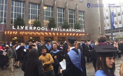 刚参加完毕业典礼的学生聚集在Philharmonic Hall之前