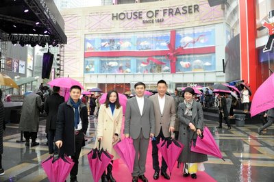 伽蓝集团董事长郑春影先生（左三）及美素商场部总经理邱婷女士（右一）出席该开幕仪式
