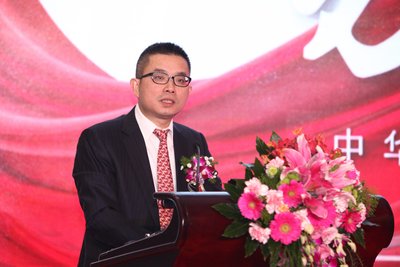 阿斯利康中国副总裁黄彬正在易瑞沙十周年总结会议上讲话