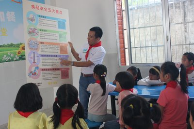 沃尔玛志愿者走进爱加餐受益学校湖南江华逸夫完小。沃尔玛中国公司事务高级副总裁付小明为孩子们讲授食品安全与营养课程。