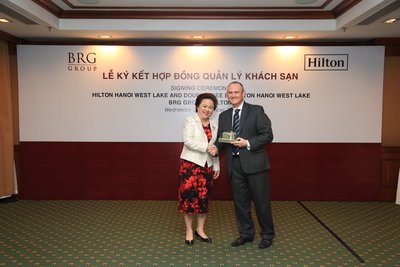 Nguyen Thi Nga, Chairman of BRG Group and William Costley, Vice President of Operations, South East Asia & India, Hilton at the signing ceremony of Hilton Hanoi West Lake and DoubleTree by Hilton Hanoi West Lake