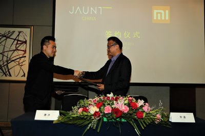 Jaunt中国CEO方淦与小米VR路由器总经理唐沐签署合作备忘录